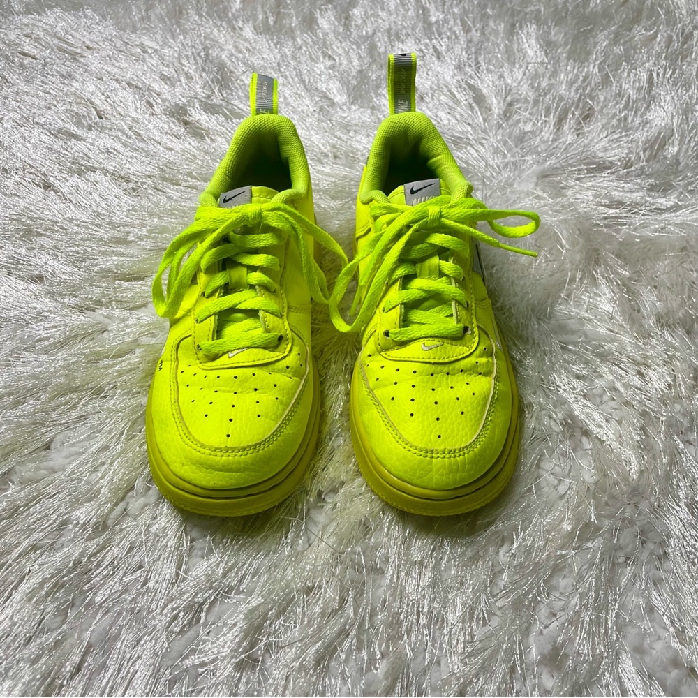 Nike Air Force 1 '07 LV8 Overbranding Utility GS Yellow Size 1.5 Youth Sneakers - Picture 2 of 10